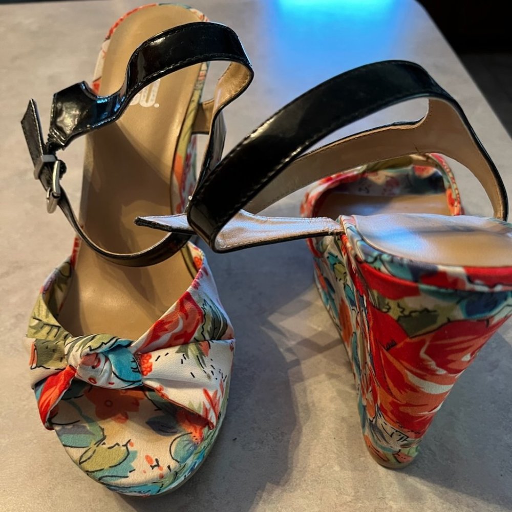 9 & Company Multicolor Sandals size 9 1/2